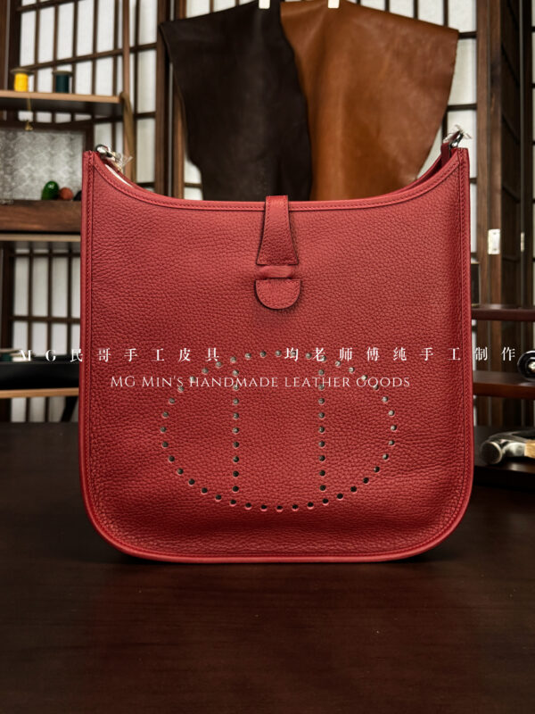 Evelyne Custom